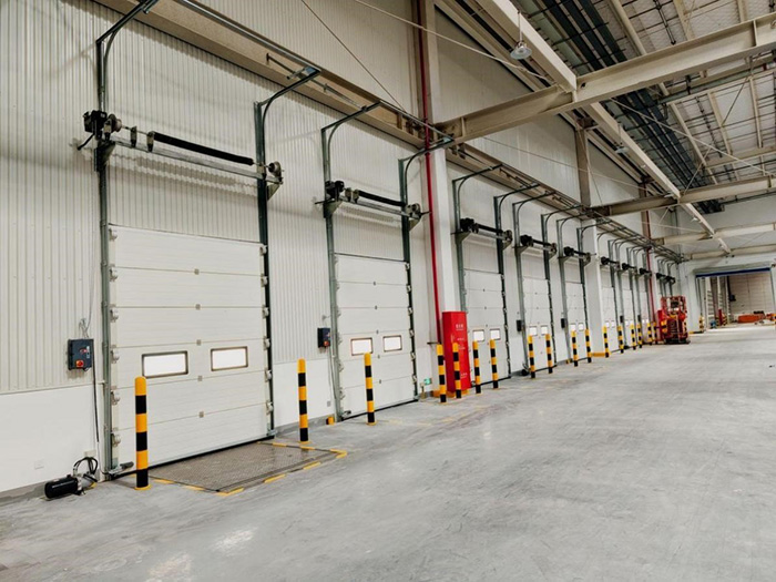 Puerta seccional aislada para almacenamiento frigorífico